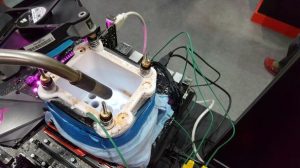 天哪，居然有人把 CPU 超频到 7GHz！（后面发现甚至还有 7.5GHz！）